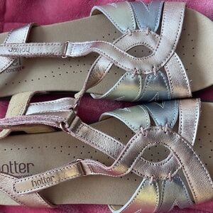 NIB Hotter Rose Comfort Concept Flare Leather Open Toe Iridescent Sandals Sz 7.5